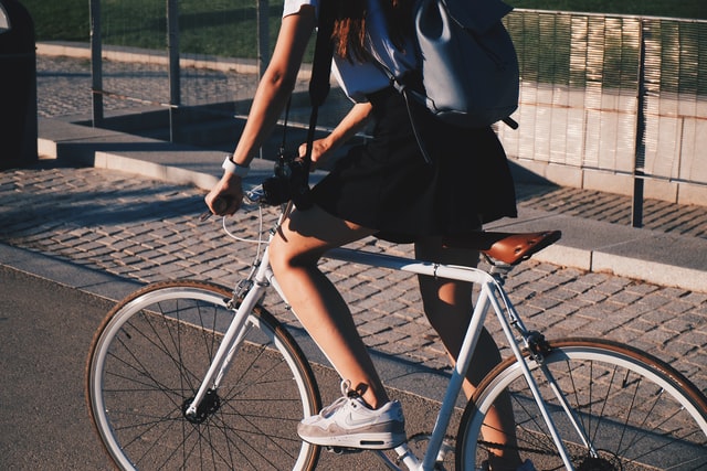 chica en bicicleta